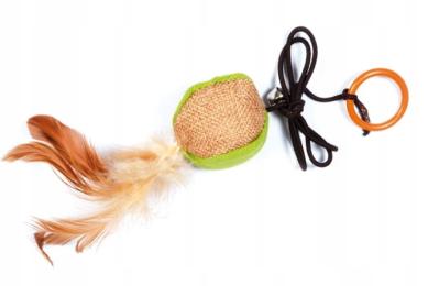 Zabawka dla kota na rzemyku z elastyczną gumką Kulka z piórkiem