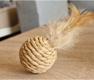 Piłeczka zabawka dla kota z trawy morskiej z piórkiem