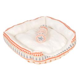 TIAKI legowisko i koc Nordic Winter - Rozmiar M: dł. x szer. x wys.: 72 x 62 x 17 cm